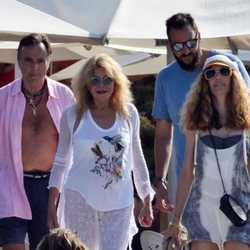 La Baronesa Thyssen, Manuel Segura, Borja Thyssen y Blanca cuesta de paseo por Ibiza