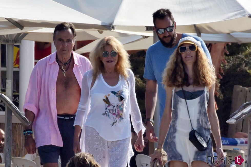 La Baronesa Thyssen, Manuel Segura, Borja Thyssen y Blanca cuesta de paseo por Ibiza