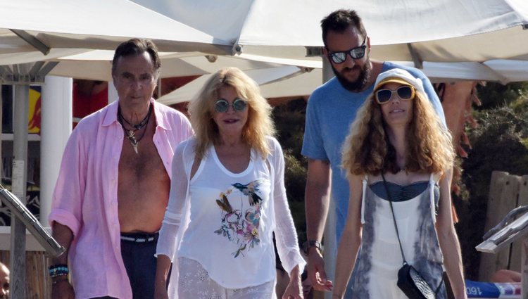 La Baronesa Thyssen, Manuel Segura, Borja Thyssen y Blanca cuesta de paseo por Ibiza