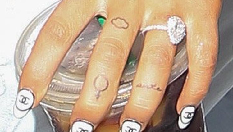 Ariana Grande luciendo el anillo de compromiso que le regalo Pete Davidson