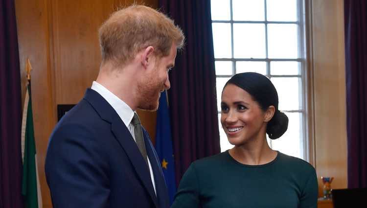 El Príncipe Harry y Meghan Markle, muy cómplices en su encuentro con el Primer Ministro de Irlanda