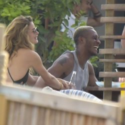 Doutzen Kroes y  Sunnery James muy felices durante unas vacaciones en Ibiza