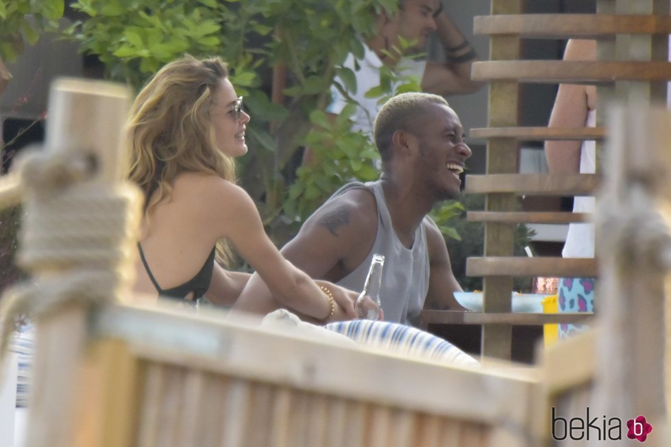 Doutzen Kroes y  Sunnery James muy felices durante unas vacaciones en Ibiza