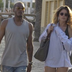 Doutzen Kroes y Sunnery James paseando por las calles de Ibiza