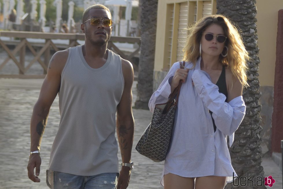 Doutzen Kroes y Sunnery James paseando por las calles de Ibiza