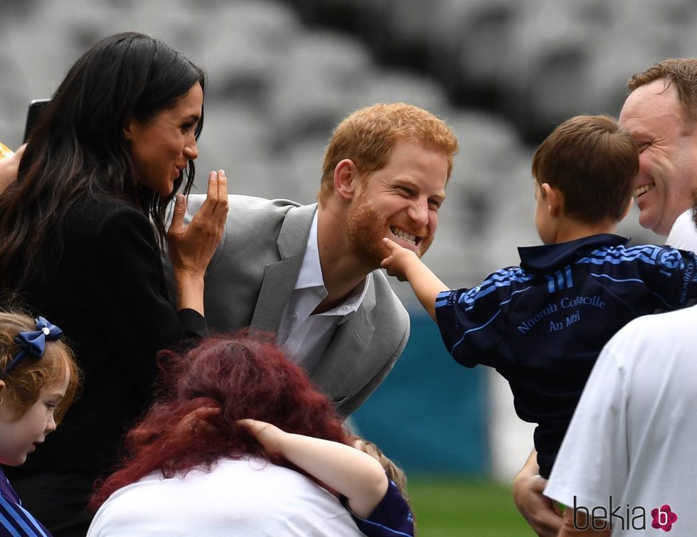 El Príncipe Harry, muy cariñoso con un niño en los Gaelic sports en Irlanda