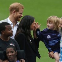 Meghan Markle, muy cariñosa con un niño en los Gaelic Sports en Irlanda