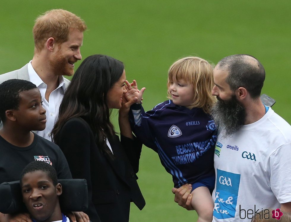 Meghan Markle, muy cariñosa con un niño en los Gaelic Sports en Irlanda