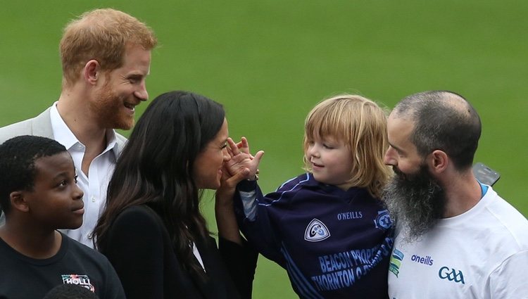 Meghan Markle, muy cariñosa con un niño en los Gaelic Sports en Irlanda