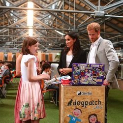 El Príncipe Harry y Meghan Markle visitan DogPatch Labs