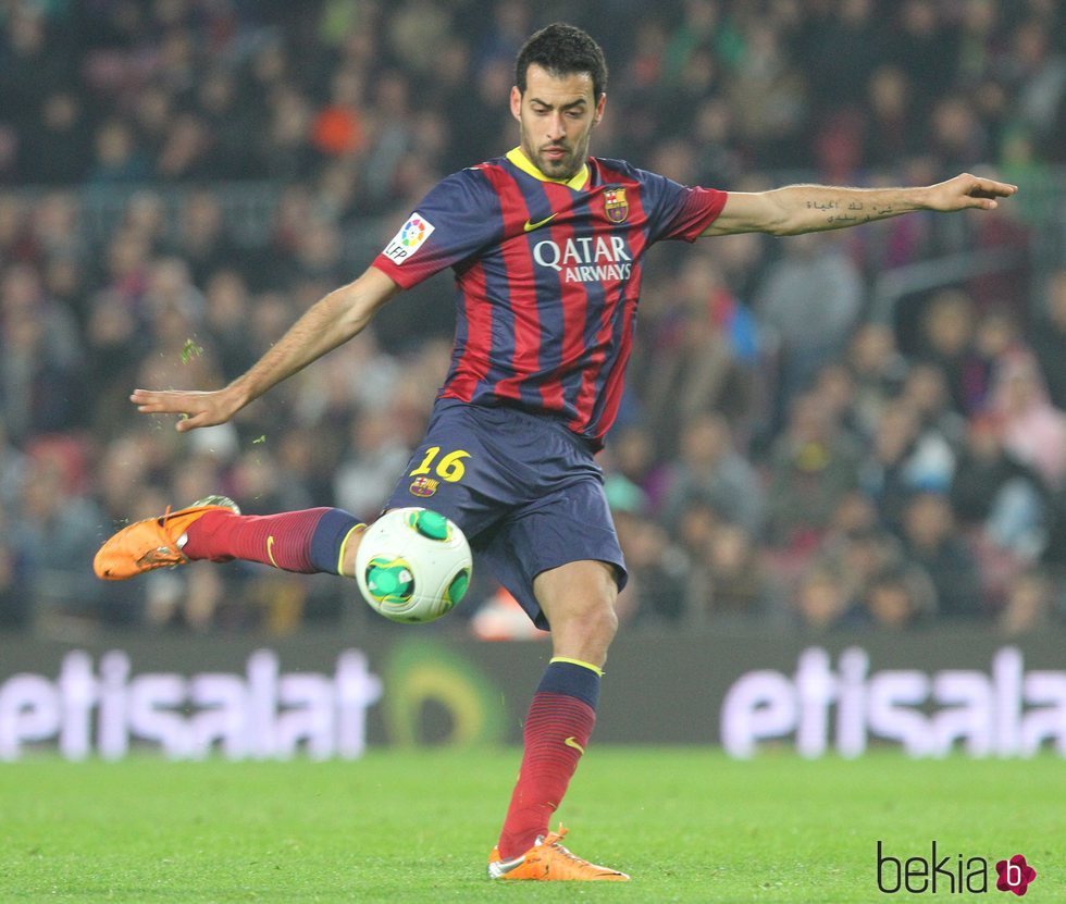 Sergio Busquets jugando un partido con el Barça