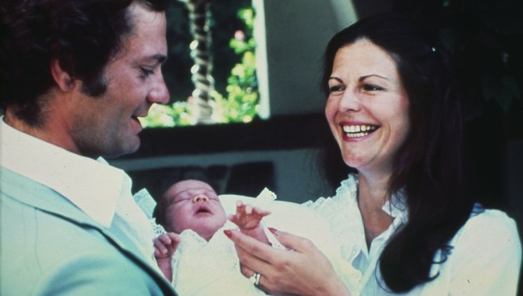 Carlos Gustavo y Silvia de Suecia con su hija Victoria con días de vida