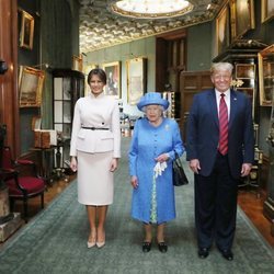 La Reina Isabel II con Donald Trump y Melania en el interior del Castillo de Windsor