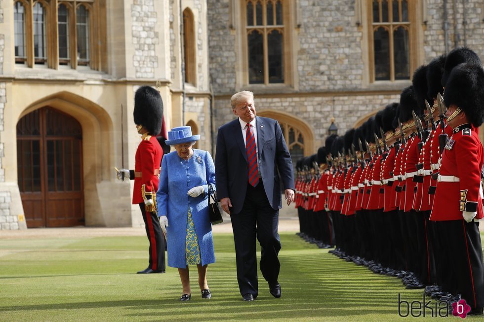 La Reina Isabel II y Donald Trump inspeccionando la Guardia de Honor