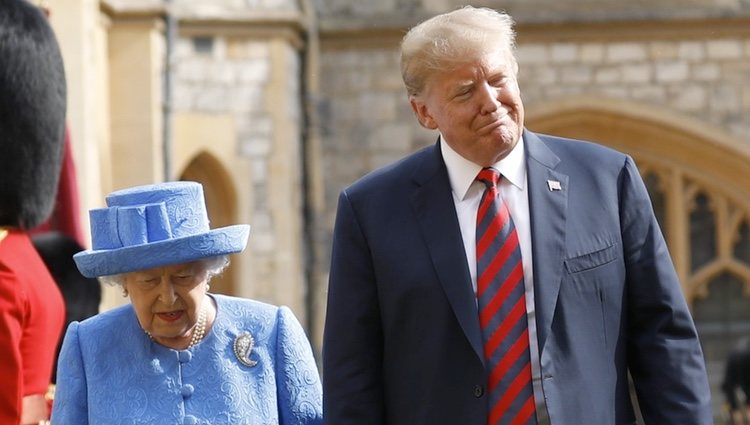 La Reina Isabel II y Donald Trump inspeccionando la Guardia de Honor