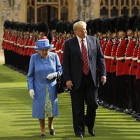 El presidente Donald Trump y la Reina Isabel II viendo a la Guardia de Honor