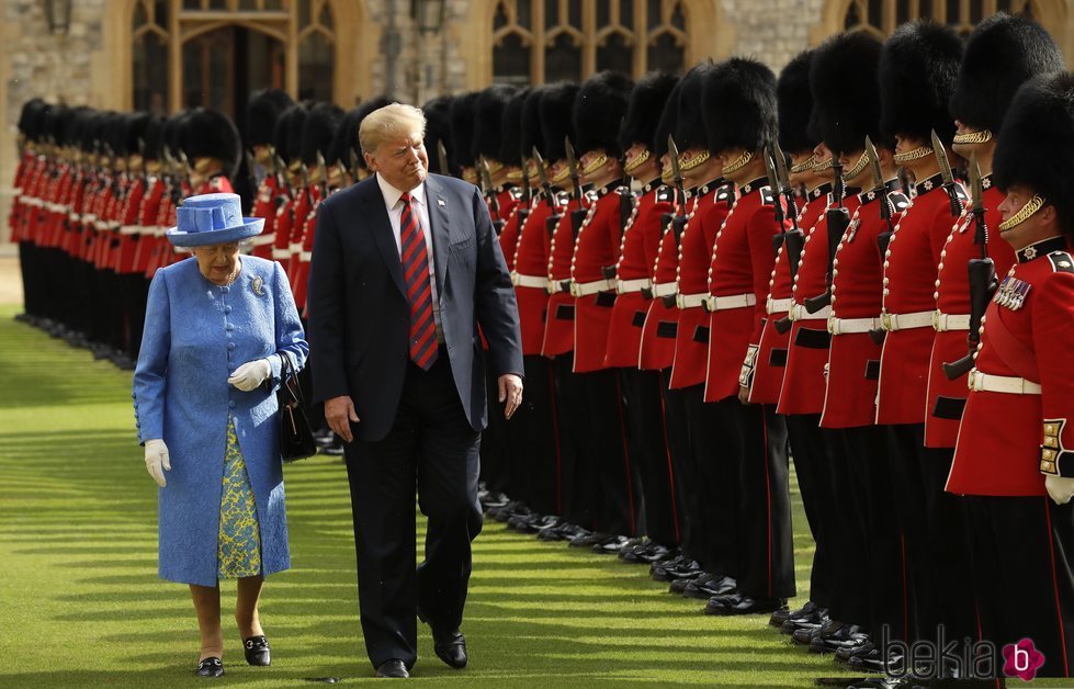 El presidente Donald Trump y la Reina Isabel II viendo a la Guardia de Honor