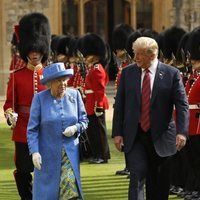 Donald Trump y la Reina Isabel II muy cómplices