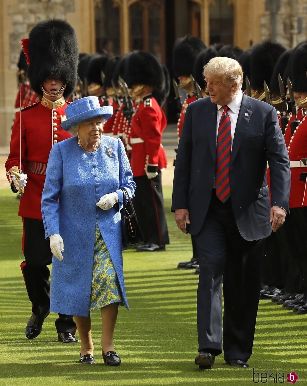 Donald Trump y la Reina Isabel II muy cómplices