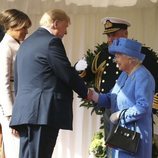 Donald Trump saludando a la Reina Isabel II