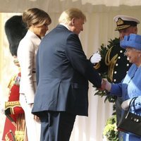 Donald Trump saludando a la Reina Isabel II