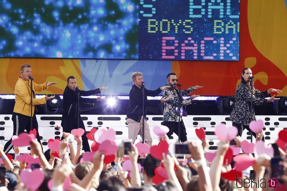 Los Backstreet Boys bailando en un concierto en NY