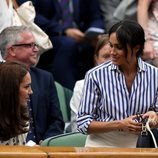 Kate Middleton y Meghan Markle llegando a su sitio en Wimbledon 2018