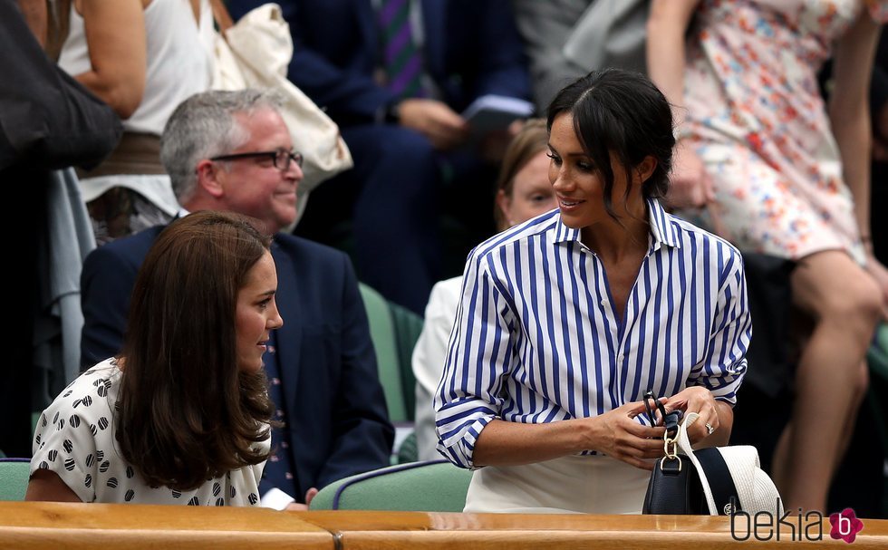 Kate Middleton y Meghan Markle llegando a su sitio en Wimbledon 2018