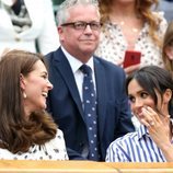 Meghan Markle y Kate Middleton charlando animadamente en la final femenina de Wimbledon 2018