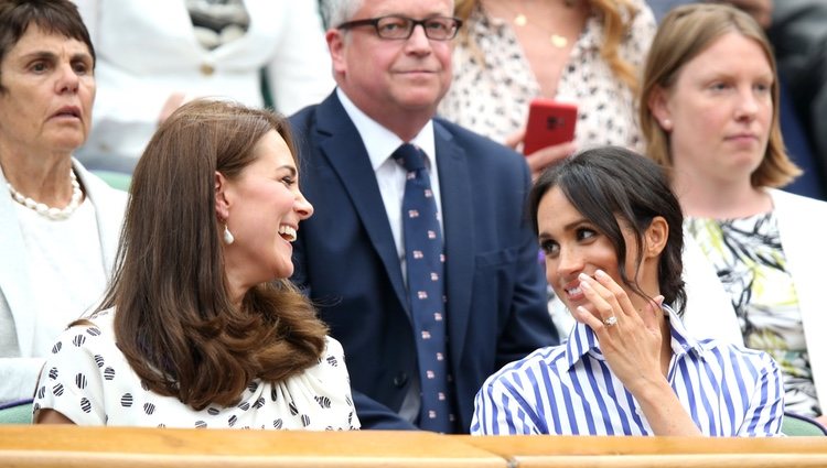 Meghan Markle y Kate Middleton charlando animadamente en la final femenina de Wimbledon 2018