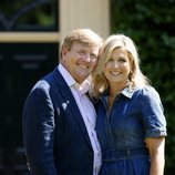 Guillermo y Máxima de Holanda muy sonrientes durante el posado veraniego 2018