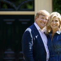 Guillermo y Máxima de Holanda muy sonrientes durante el posado veraniego 2018