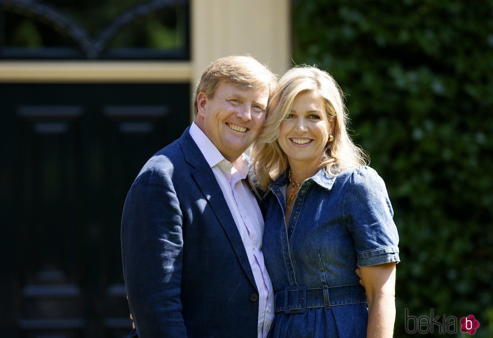 Guillermo y Máxima de Holanda muy sonrientes durante el posado veraniego 2018