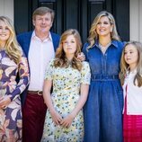 Guillermo y Máxima de Holanda junto a sus hijas en el posado veraniego 2018