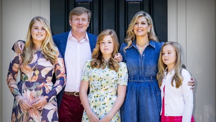 Guillermo y Máxima de Holanda junto a sus hijas en el posado veraniego 2018