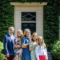 Guillermo y Máxima de Holanda junto a sus hijas sonríen divertidos en el posado veraniego 2018