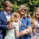 Guillermo y Máxima de Holanda muy espontáneos junto a las Princesas Amalia y Alexia en el posado veraniego 2018