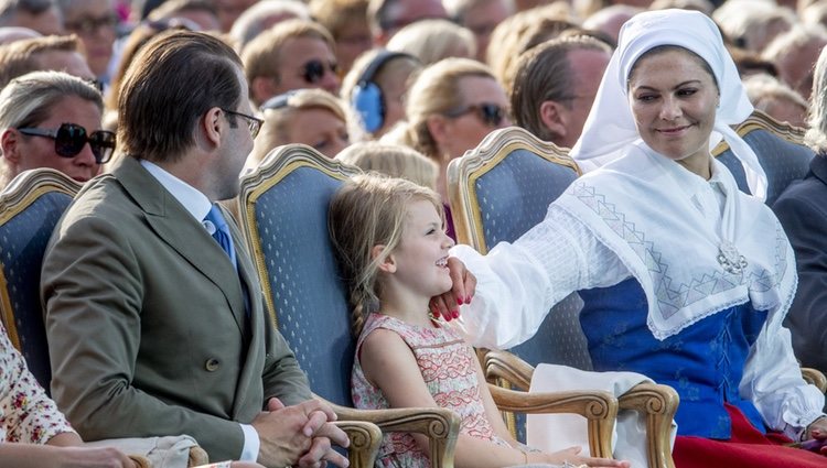 La Princesa Victoria de Suecia y el Príncipe Daniel junto a su hija, la Princesa Estela en la celebración del 41 cumpleaños de la heredera