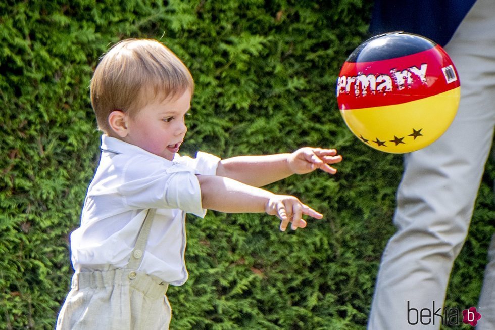 El Príncipe Óscar de Suecia jugando con el balón en el 41 cumpleaños de Victoria de Suecia