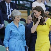 Los Duques de Cambridge y la Primera Ministra británica, Theresa May, en la final masculina de Wimbledon 2018