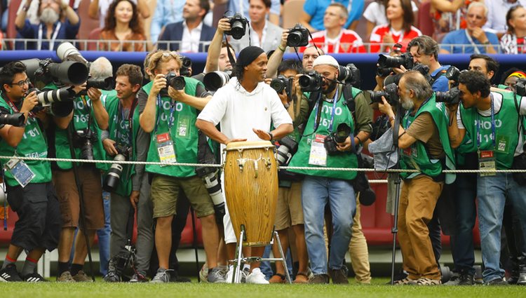 Ronaldinho actuando durante la actuación musical del Mundial de Fútbol de Rusia 2018