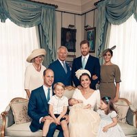 La Familia Real Británica posan junto a los Duques de Cambridge en el bautizo del Príncipe Luis