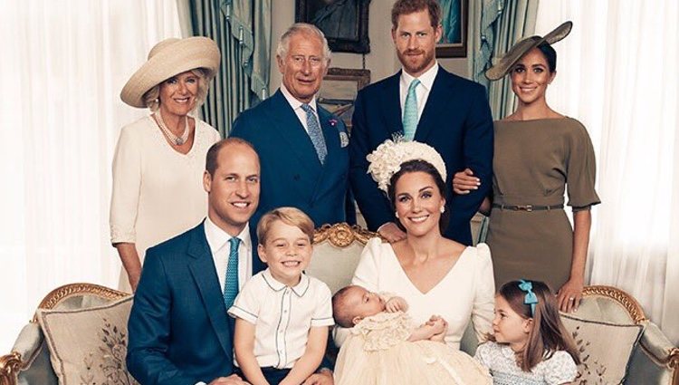 La Familia Real Británica posan junto a los Duques de Cambridge en el bautizo del Príncipe Luis