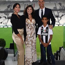 Cristiano Ronaldo durante su presentación en la Juventus con Georgina Rodríguez, Dolores Aveiro y su hijo