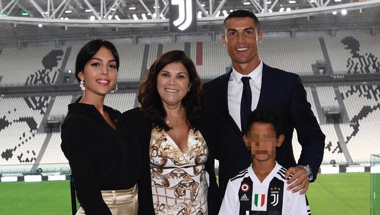 Cristiano Ronaldo durante su presentación en la Juventus con Georgina Rodríguez, Dolores Aveiro y su hijo