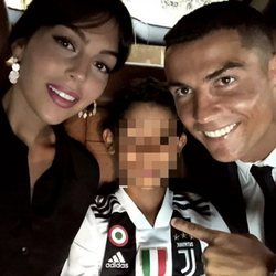 Georgina Rodríguez y Cristiano Ronaldo Junior con Cristiano Ronaldo de camino a su presentación