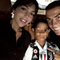 Georgina Rodríguez y Cristiano Ronaldo Junior con Cristiano Ronaldo de camino a su presentación