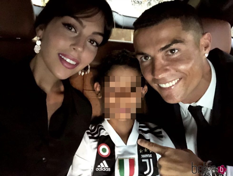 Georgina Rodríguez y Cristiano Ronaldo Junior con Cristiano Ronaldo de camino a su presentación