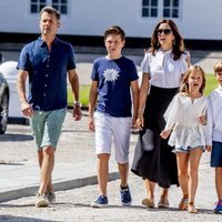 Federico y Mary de Dinamarca junto a sus hijos en el tradicional desfile frente al Palacio de Grasten