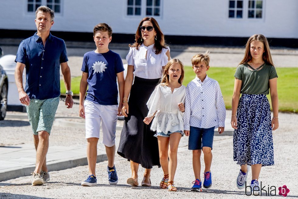 Federico y Mary de Dinamarca junto a sus hijos en el tradicional desfile frente al Palacio de Grasten